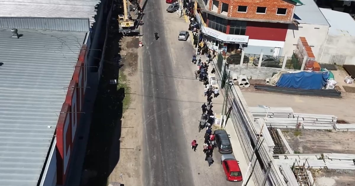 Diez cuadras de fila por cuarenta puestos: la postal del empleo que preocupa en el conurbano